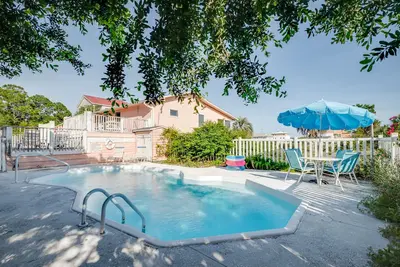 Image de The perfect beach house! Private pool, pet friendly & just a block from beach!