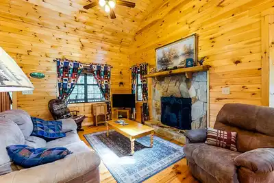 Image de Cabane en rondins adaptée aux chiens avec table de billard, fléchettes, bain à remous privé et cheminée!