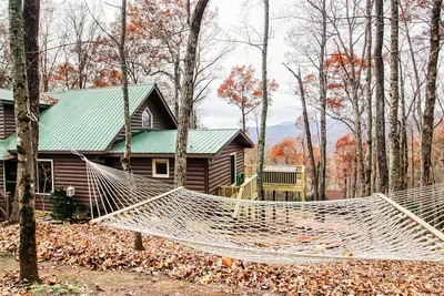 Image de Cabine adaptée aux chiens avec vue sur la montagne, bain à remous privé, WiFi et barbecue à gaz privé!