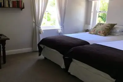 Image de The Royal M&G GuestHouse - Chambre Familiale avec Salle de Bains