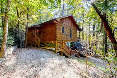 Image de Cabine relaxante au bord du lac avec bain à remous privé, barbecue à gaz - chiens bienvenus!