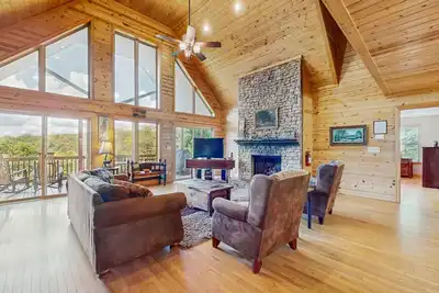Image de Superbe chalet de montagne avec WiFi gratuit / bain à remous privé / salle de jeux / foyer au gaz!