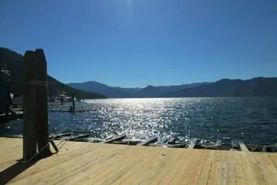 Image de Maison flottante confortable avec vue imprenable sur le lac