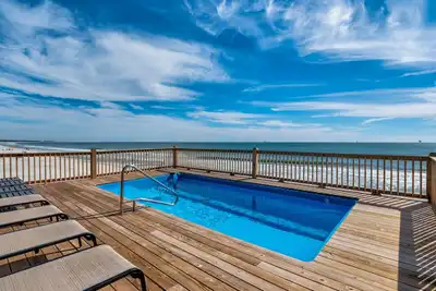 Belle maison acceptant les animaux du Golfe avec une clôture pour chien sous la maison!