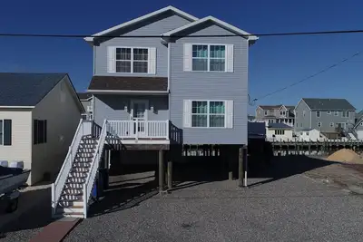 Image de Bord de l'eau 5 Br 2 1/2 Bath 2100 Sf Accueil près des plages du Lbi-Dock flottant
