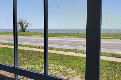 Image de Contemporary Lake Erie Condo. . . .