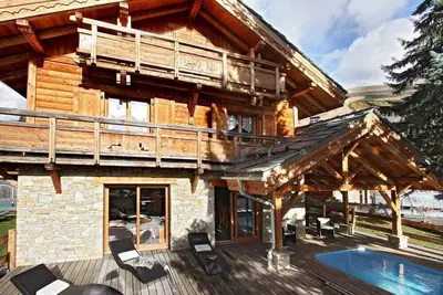 Image de Super Endroit + Piscine Privée! Beau Chalet équipé 14p
