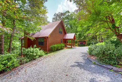 Image de Cabane boisée adaptée aux chiens avec jeux, foyer, véranda grillagée et bain à remous privé