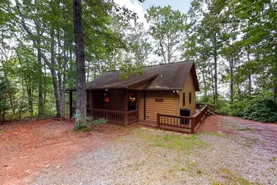 Image de Charmante cabine familiale avec bain à remous privé, terrasse meublée et barbecue à gaz