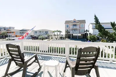 Image de The Seascape - Maison de plage de deuxième rangée ultra propre avec vue sur l'océan!