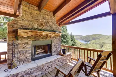 Image de Maison de montagne spacieuse avec bain à remous privé, salle de jeux et coin salon extérieur