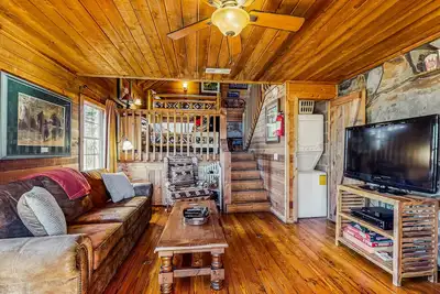 Image de Jolie cabane dans les bois avec cuisine complète, foyer au gaz et vue sur la forêt