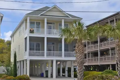 Image de Lion in da Sun - Deuxième rangée à Surfside Beach