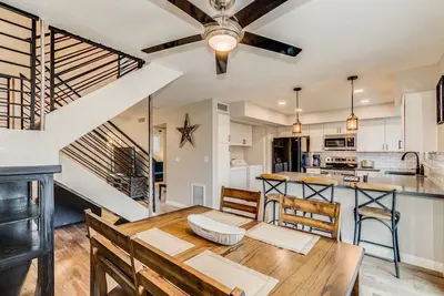 Image de Maison de ville 3 chambres 3 salles de bain complètes et espace de bureau près de la vieille ville rénovée en 2020