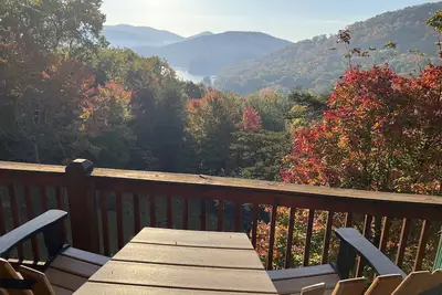 Image de Cabine au sommet d'une montagne avec une vue imprenable, un bain à remous privé et un coin salon extérieur!