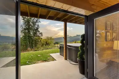 Image de Skyline View: New build! A+ views! Spacious!