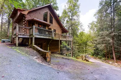 Image de Belle évasion Blue Ridge avec salle de jeux, bain à remous privé et terrasses meublées