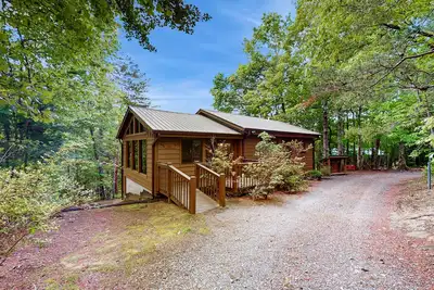 Image de Cabane conviviale pour les chiens avec gril à gaz privé, poêle à bois et cuisine complète!