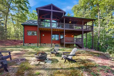 Image de Cabine adaptée aux chiens dans les arbres avec bain à remous privé et terrasse meublée!