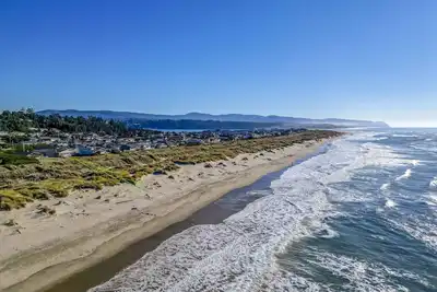 Image de Maison moderne en bord de mer avec bain à remous dans la communauté de Bayshore