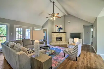 Image de Nouveau! Maison rénovée sur le ruisseau Cibolo avec foyer extérieur!