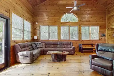 Image de Maison de montagne imposante avec bain à remous privé, salle de jeux et plusieurs ponts