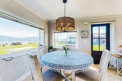 Image de Maison au bord de l'eau avec foyer privé, rampe de mise à l'eau, bouée et 2 vélos sur l'île Samish