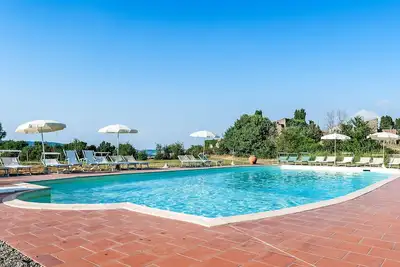 Image de Appartement dans une maison de vacances avec Wifi, piscine, Tv, terrasse, animaux admis, parking