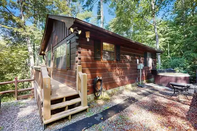 Image de Adorable cabine pour chiens avec w / bain à remous privé, terrasse meublée et vue sur la forêt