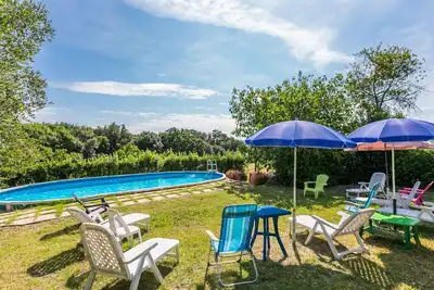 Image de Agréable appartement dans une maison de vacances avec Wifi, piscine privée, Tv, patio, parking