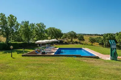Image de Appartement dans une maison de vacances avec Wifi, piscine, Tv, patio, animaux admis, parking