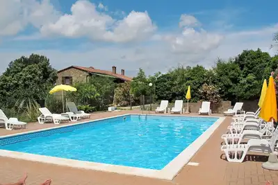 Image de Appartement dans une maison de vacances avec piscine, Wifi, Tv, terrasse, animaux admis, parking