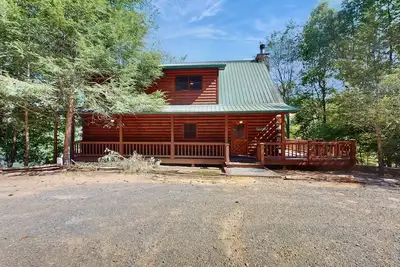 Image de Magnifique chalet au bord de l'eau avec bar, terrasse au bord de la rivière et bain à remous privé!