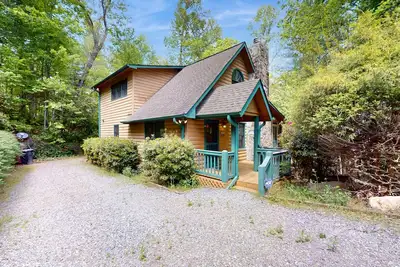 Image de Creekside, cabine familiale avec bain à remous privé, salle de jeux et foyer