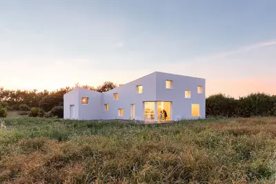 Image de Country Side by the sea. La campagne à la mer dans une maison contemporaine.