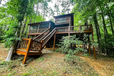 Image de Charmante cabine au bord de l'eau avec bain à remous privé, foyer au bord du lac et quai