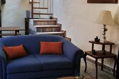 Image de L'espace est confortable et sûr, situé dans un endroit calme et familier fermé.