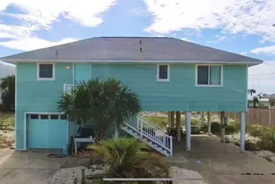 Image de Turtles Nest, updated Family beach cottage only 1 block from the Gulf of Mexico.