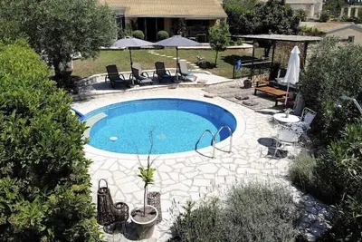 Image de Piscine, jardin, arbres fruitiers et oliviers, cuisine barbecue en plein air, climatisation.