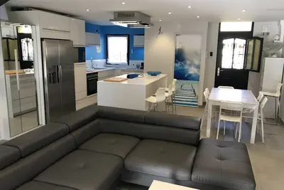 Image de Maison de 80m2 entièrement climatisée avec terrasse de 40m2 à 200 m de la plage.