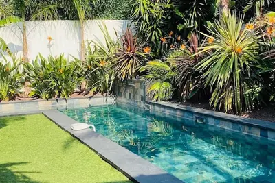 Image de Sanary sur mer : villa de plain pieds - piscine privée. Oubliez votre voiture! !