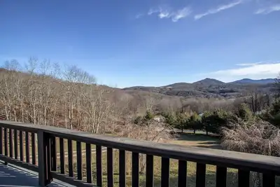 Image de Charmant chalet en bois rond 4br haut de gamme à Banner Elk sur 3 acres, bain à remous, foyer, vues Mtn