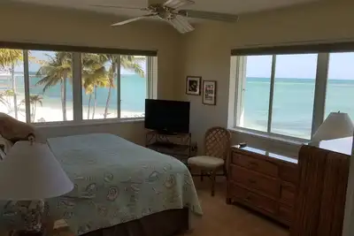 Image de Direct Beach Front dans un cadre tropical magnifique * Key Colony * Sea Isle Condo