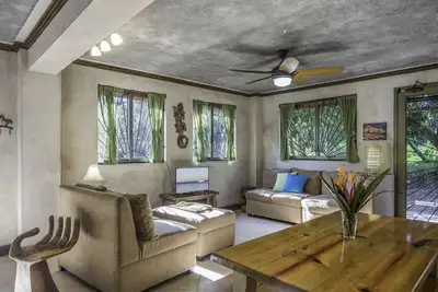 Image de Artsy 2 chambres - West Bay - Villa Flip Flop!