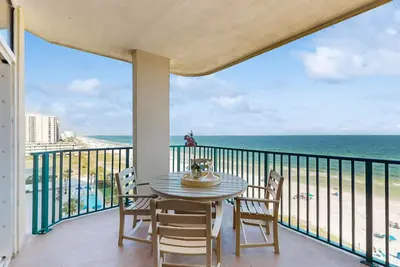 Image de Magnifique condo en bord de mer avec piscine partagée et accès à la plage
