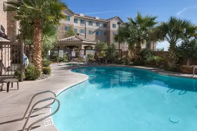 Image de Petit déjeuner gratuit. Piscine et bain à remous. Une aventure en plein air!