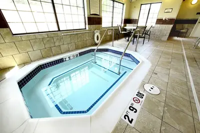 Image de Suite King. Petit déjeuner gratuit. Piscine et bain à remous. Gym. Près de la base Minot Air Force!