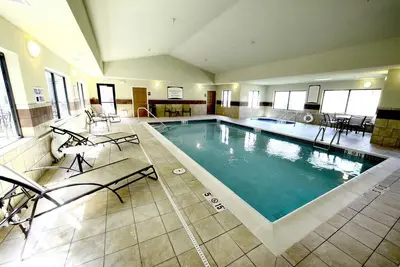Image de Petit déjeuner gratuit. Piscine et bain à remous. Gym. Près de la base Minot Air Force!