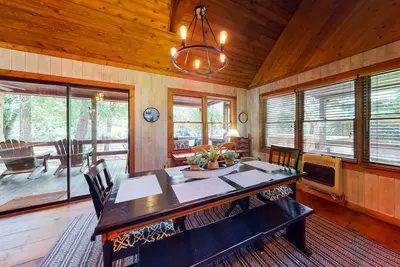 Image de Cabine au bord de l'eau avec quai privé et bain à remous, foyer au bois et balançoire!