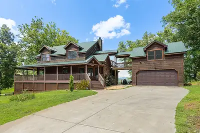 Image de Superbe maison de montagne avec bain à remous privé, salle de jeux et loft!